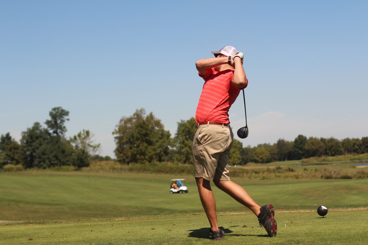 ゴルフ初心者 スイングで左肘が曲がる原因は 伸ばす方法を解説