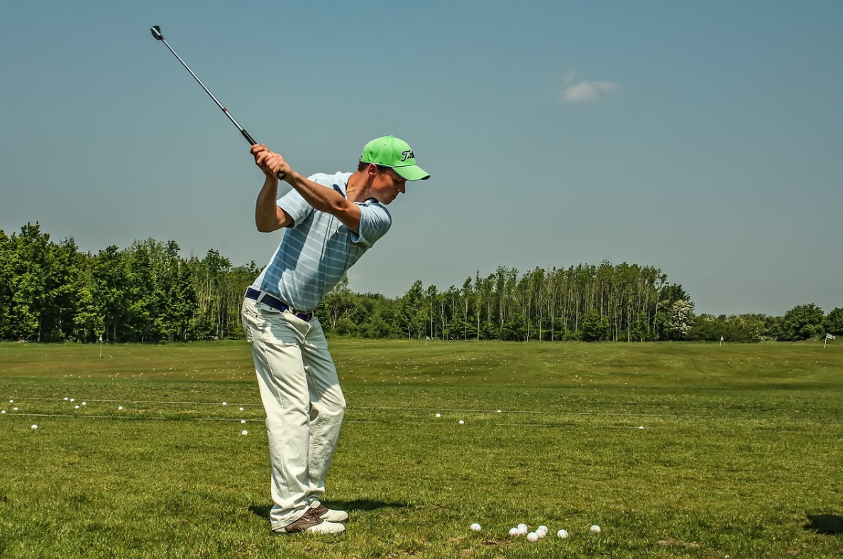 ゴルフ初心者がスイングで左肘を伸ばすためにすべきこととは？